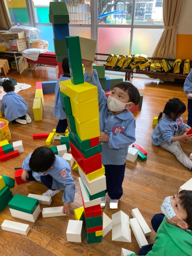 遊戯室で室内遊び 年少クラス 静岡聖光幼稚園